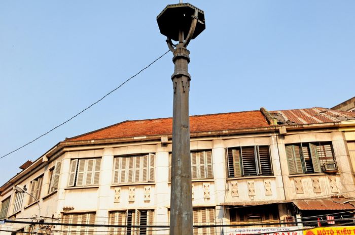Trụ Đèn Năm Ngọn ở Chợ Lớn là dấu tích còn lại của một địa danh nổi tiếng đầu thế kỷ XX, gắn với khu phố buôn bán sầm uất và lịch sử hình thành của TP.HCM.