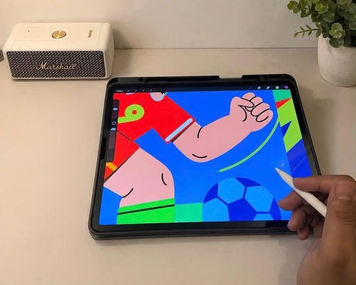  Bùi Đại phải liên tục mang theo laptop hoặc iPad để thiết kế các sản phẩm phục vụ mùa bóng đá.