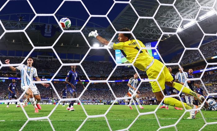  Vozinha góp phần giúp Cape Verde kéo Argentina vào hiệp phụ, trước khi đội bóng châu Phi thua 2-3 sau 120 phút. Ảnh: Paul Childs/Reuters.