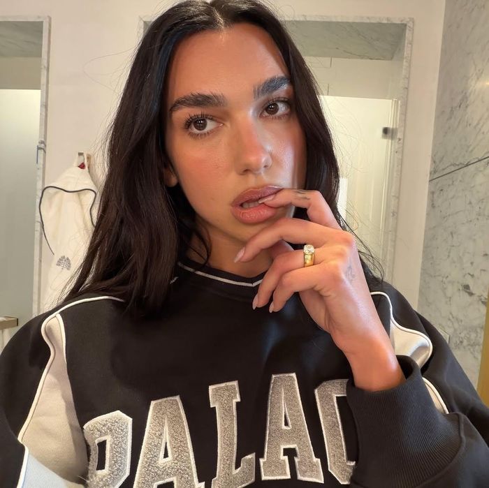 Xu hướng mang nhẫn đính hôn lạ mắt bùng nổ từ mùa hè năm ngoái, khi Dua Lipa xuất hiện với chiếc nhẫn đính hôn bằng vàng bản lớn nổi bật với viên kim cương tròn ở trung tâm. Thiết kế này nhanh chóng gây sốt trên mạng xã hội, kéo theo lượng tìm kiếm về nhẫn “vòng xì gà” hay nhẫn bản lớn tăng mạnh. Ảnh: dualipa/IG.