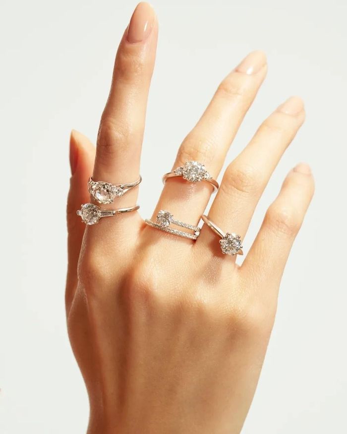 Bên cạnh nhẫn bản lớn, nhiều cặp đôi cũng yêu thích những thiết kế tạo hiệu ứng viên kim cương “lơ lửng” trên thân nhẫn hoặc gắn trực tiếp lên nhẫn mà không cần chấu giữ. Các kiểu đính cụm đá bất đối xứng hay đặt viên đá theo chiều ngang cũng được chú ý gần đây. Ảnh: Only Natural Diamonds.