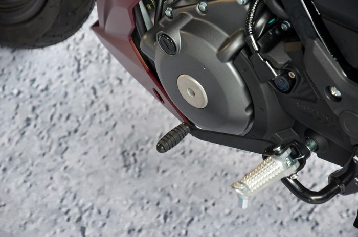  Suzuki Satria 2026 vẫn sử dụng hộp số cơ khí 6 cấp, có thêm hệ thống hỗ trợ ly hợp Suzuki Clutch Assist System. 