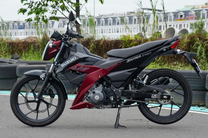  Suzuki Satria sở hữu các thông số dài x rộng x cao lần lượt 1.955 x 675 x 980 mm, khoảng cách giữa 2 trục bánh xe ở mức 1.280 mm, khoảng sáng gầm 150 mm. Phiên bản Satria tiêu chuẩn nặng 112 kg, còn bản Satria Pro nặng 115 kg. 