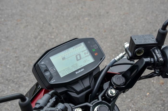  Kết hợp với ứng dụng Suzuki Ride Connect, người dùng có thể cài đặt hiển thị thông báo cuộc gọi, thông tin điều hướng bản đồ trên màn hình xe, đồng thời chủ động theo dõi tình trạng xe và quản lý các chức năng theo nhu cầu ngay trên điện thoại thông minh. 