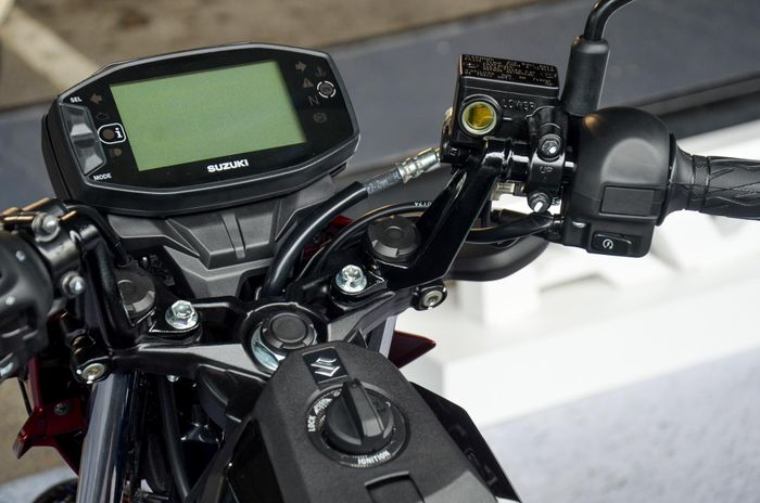  Suzuki Satria Pro được trang bị khóa thông minh, cụm màn hình dạng kỹ thuật số toàn phần cho khả năng hiển thị tương đối tốt. 
