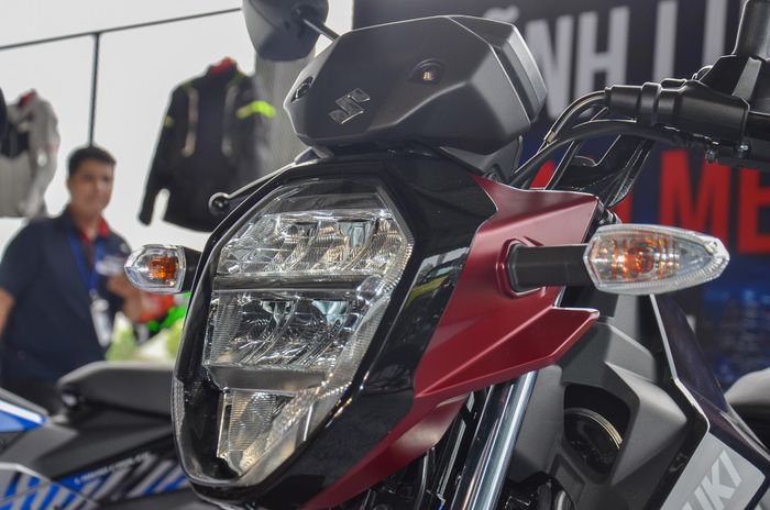  Phần đầu xe phiên bản Satria Pro có sự xuất hiện của logo Suzuki dạng nổi 3D. Xe trang bị cụm đèn LED hiệu suất cao, thiết kế dạng phân tầng. Các đèn xi-nhan cũng bố trí trên mặt nạ khu vực đầu xe, tạo ra sự khác biệt so với bản Satria thường. 