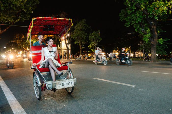 Sự xuất hiện của "vang xích lô" phản ánh xu hướng kết hợp dịch vụ ăn uống với trải nghiệm khám phá phố đêm. Xích lô, phương tiện gắn với hình ảnh Hà Nội, được kết hợp cùng dịch vụ F&amp;B, tạo thêm một lựa chọn cho khách muốn trải nghiệm thành phố theo cách mới.