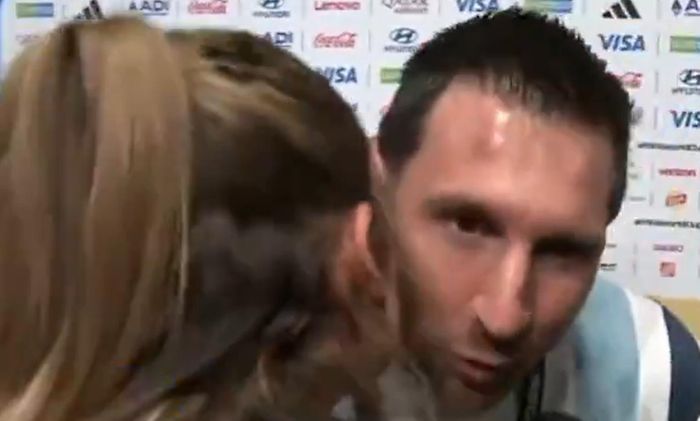 Khoảnh khắc Martinez hôn lên má Messi.