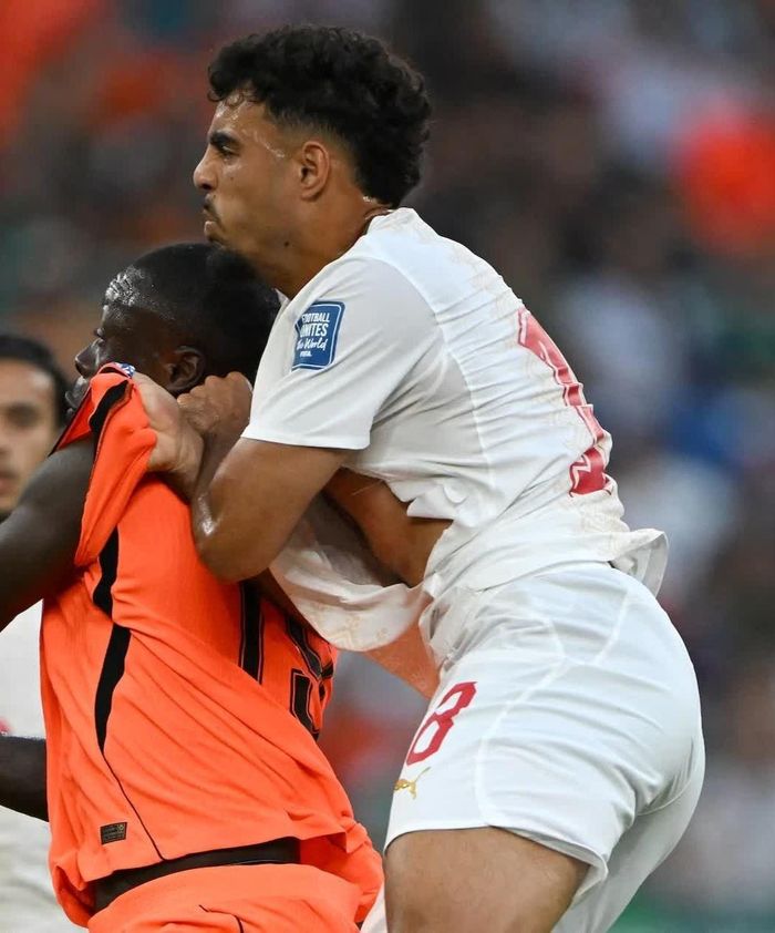 Anh trở thành cầu thủ tiếp theo gặp sự cố với áo đấu Puma tại World Cup 2026. Trong trận Morocco gặp Hà Lan ở vòng 32 đội ngày 30/6, chiếc áo số 18 của hậu vệ này bị kéo rách trong một pha tranh chấp.