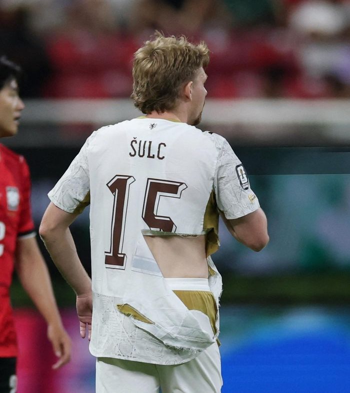 6 chiếc áo đấu Puma đã bị rách chỉ sau 4 vòng đấu tại World Cup 2026. Trường hợp đầu tiên là Pavel Sulc trong trận Hàn Quốc - CH Czech ngày 12/6, khi tiền vệ này phải thay áo sau một pha tranh chấp. Sự cố khiến những nghi ngại về chất lượng áo đấu của Puma bắt đầu được dấy lên, bởi hãng từng gặp tình trạng tương tự ở Euro 2016 với tuyển Thụy Sĩ và nhiều lần tại Manchester City.