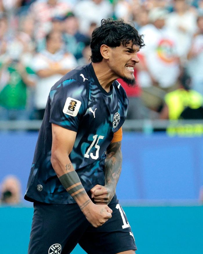 Gustavo Gómez (Paraguay): Trong trận đấu tại bảng D ngày 13/6 giữa Paraguay và Mỹ, trung vệ đội trưởng Gustavo Gómez cũng gặp sự cố trang phục khi chiếc áo đấu Puma của anh bị rách nhẹ.