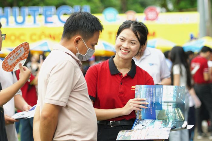  Không chỉ học sinh, nhiều phụ huynh cũng tham gia ngày hội để tìm hiểu trường, ngành học cho con em. Ảnh: Thái An. 