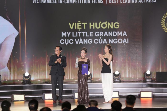 Việt Hương xúc động khi nhận giải Nữ diễn viên xuất sắc.