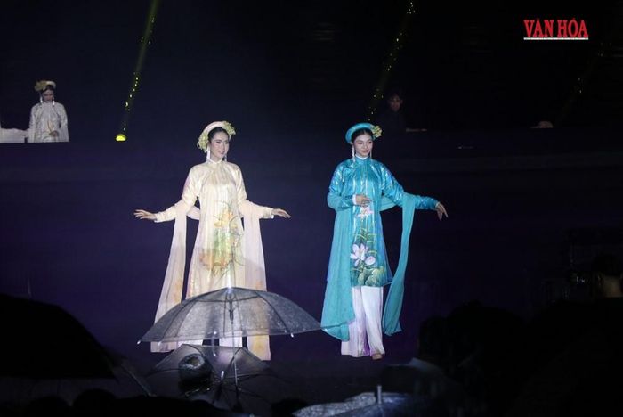 Á hậu Tâm Như của Miss World Việt Nam 2025 và Á hậu Miss World Việt Nam 2023 Huỳnh Minh Kiên trong bộ sưu tập áo dài của nhà thiết kế Việt Hùng