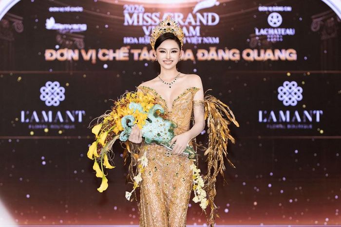 Đương kim Miss Grand Vietnam Nguyễn Thị Yến Nhi xuất hiện cùng tác phẩm Hoa đăng quang