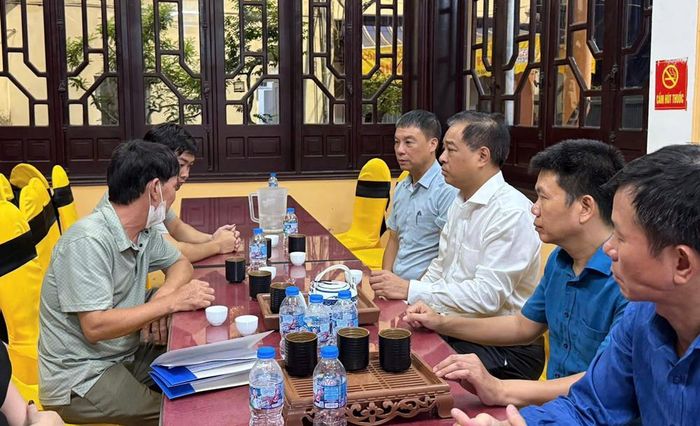 Phó Giám đốc Sở Y tế Hà Nội Đinh Hồng Phong thăm hỏi, động viên và trao hỗ trợ cho gia đình nạn nhân tại nhà tang lễ