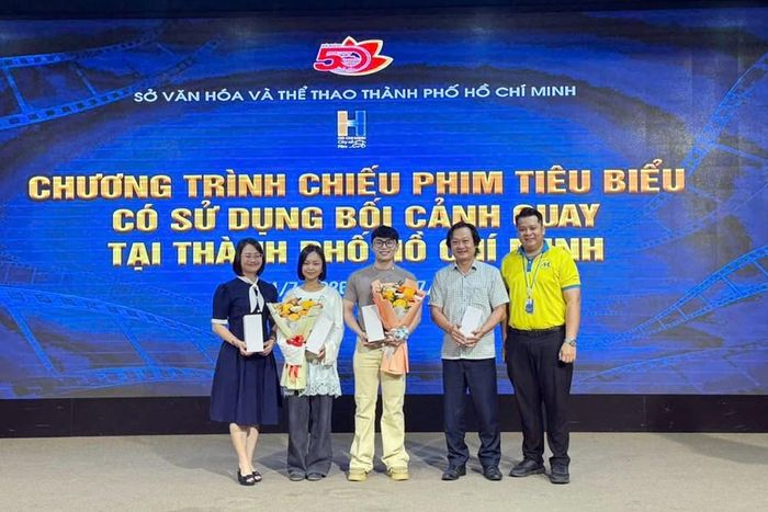 BTC tặng hoa đại diện cơ sở đăng cai, chuyên gia văn hóa, điện ảnh, khách mời tham dự giao lưu; đại diện Trường Đại học Tài chính – Marketing tặng quà đến các đại biểu