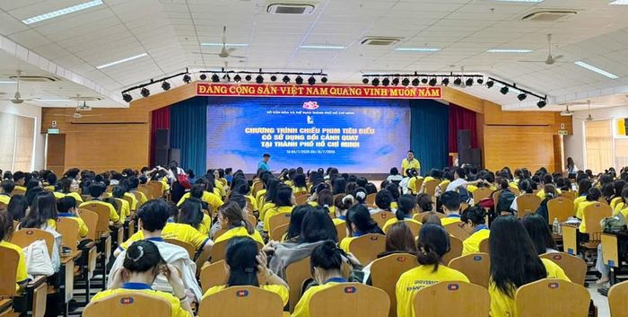 Đông đảo sinh viên tham dự chương trình