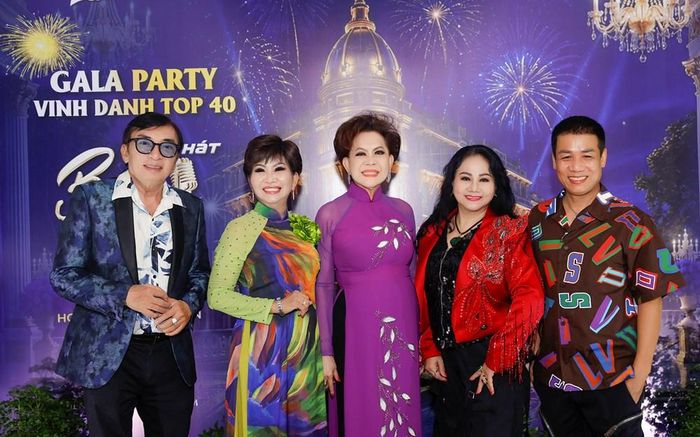 Ban Giám khảo gồm danh ca Giao Linh; các ca sĩ: Đình Văn, Ngọc Ánh, Sơn Hạ, Đan Phương, Quế Nương; đạo diễn Hoàng Ngọc Sự…