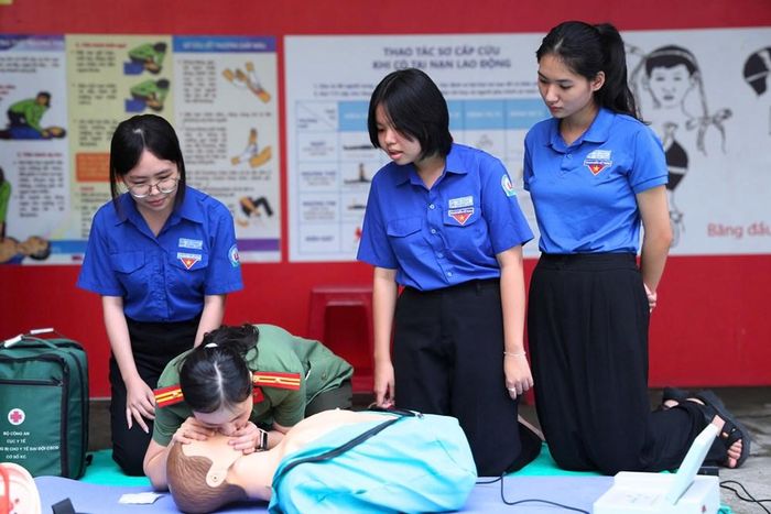 Thực hành sơ cứu nạn nhân đuối nước trong chương trình trải nghiệm kỹ năng PCCC và CNCH