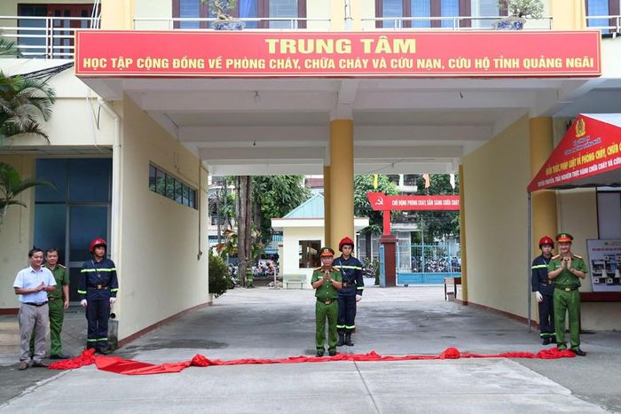 Đại biểu thực hiện nghi thức cắt băng khánh thành Trung tâm Học tập cộng đồng về PCCC và CNCH tỉnh Quảng Ngãi