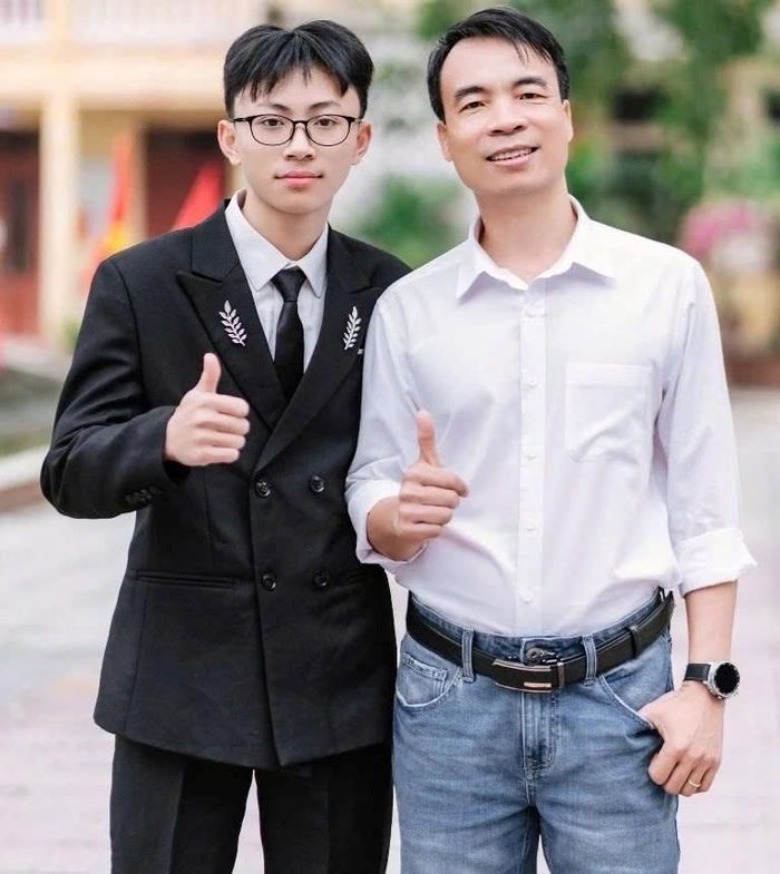 Nguyễn Đình Trung chụp cùng thầy giáo chủ nhiệm Hồ Sỹ Phúc, đồng thời là giáo viên dạy môn Vật lý. Ảnh: NVCC