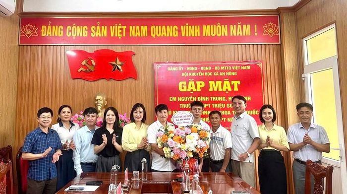 Đại diện lãnh đạo xã An Nông, Hội Khuyến học và các đơn vị chúc mừng em Nguyễn Đình Trung sau khi xuất sắc trở thành thủ khoa tỉnh Thanh Hóa và á khoa toàn quốc Kỳ thi tốt nghiệp THPT năm 2026. Ảnh: NVCC