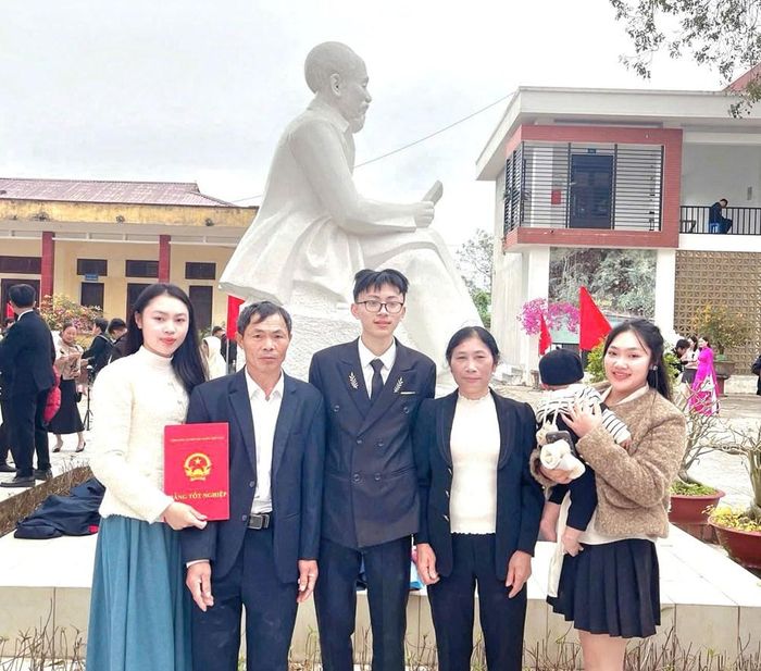Nguyễn Đình Trung bên bố mẹ và các chị trong gia đình sau khi đạt thành tích thủ khoa tỉnh Thanh Hóa, á khoa toàn quốc Kỳ thi tốt nghiệp THPT năm 2026. Ảnh: NVCC