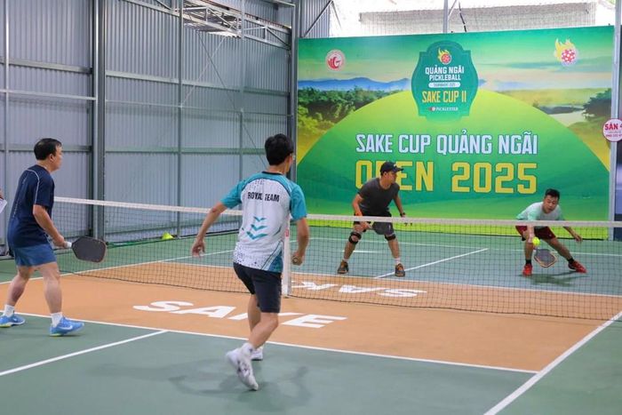 Các cặp vận động viên thi đấu sôi nổi, cống hiến nhiều pha bóng đẹp ngay sau lễ khai mạc