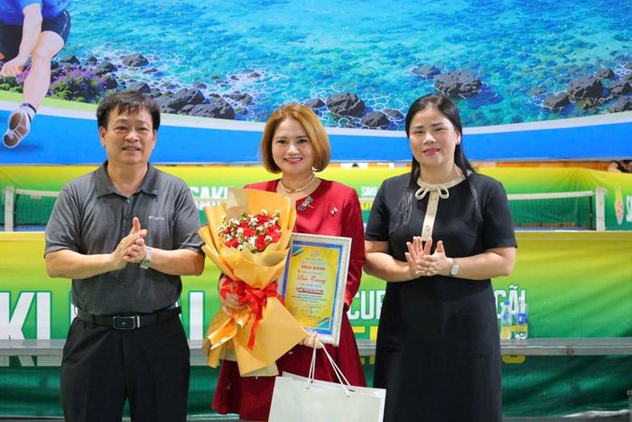 Ban Tổ chức tặng hoa tri ân các doanh nghiệp và đơn vị tài trợ đồng hành cùng giải đấu