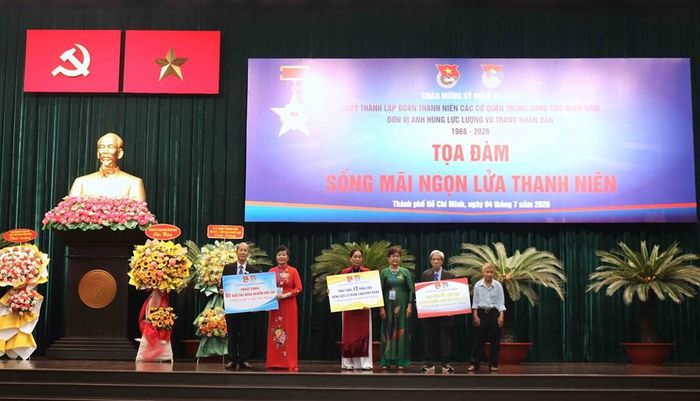 Ban tổ chức trao tặng những phần quà tình nghĩa đến những đồng đội năm xưa, những suất học bổng đến con em các cựu cán bộ Đoàn Thanh niên bị ảnh hưởng chất độc da cam và có hoàn cảnh khó khăn
