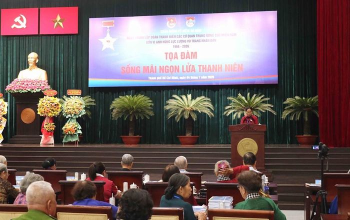 Đại biểu trình bày tham luận tại buổi tọa đàm