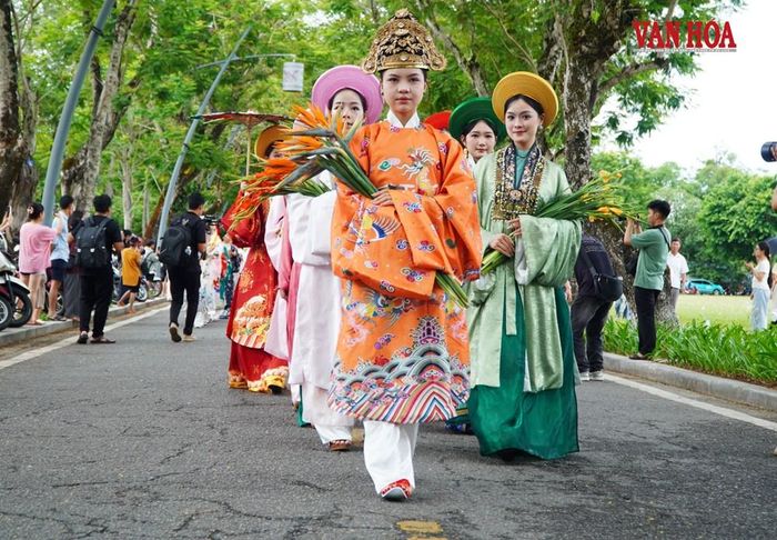 Ngày hội Việt phục Bách Hoa Bộ Hành tại Huế là điểm nhấn trong khuôn khổ Tuần lễ Áo dài Huế 2026