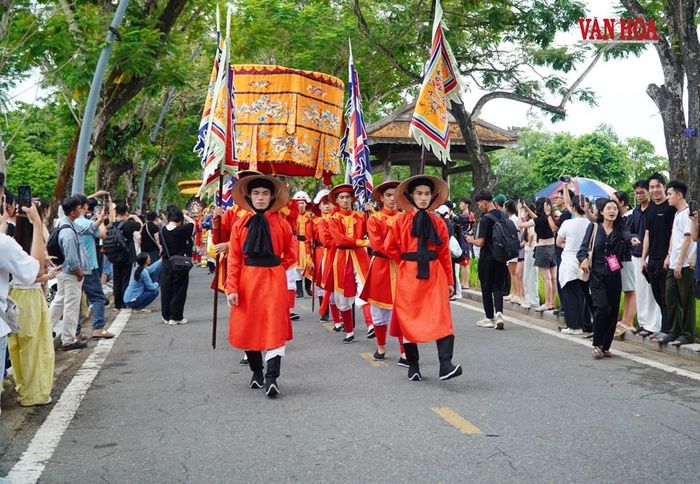 Đoàn xuất phát từ sân Hàm Nghi, đường 23 tháng 8 để di chuyển vào khu di sản Hoàng thành Huế