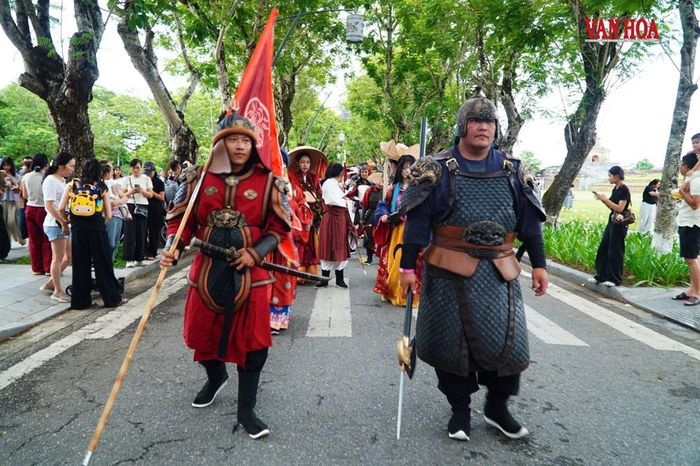 Hình ảnh các tướng sĩ trong những bộ giáp thời xưa cũng gây sự tò mò, chú ý của du khách