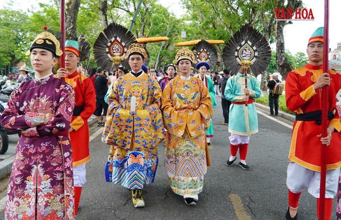 Các bạn trẻ tham gia trình diễn tái hiện đoàn Ngự giá