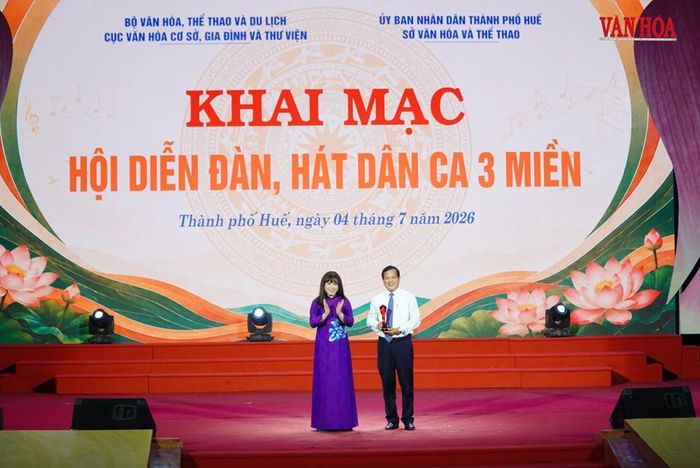 Cục trưởng Cục Văn hóa cơ sở, Gia đình và Thư viện Ninh Thị Thu Hương trao Cúp lưu niệm tặng Sở VHTT TP. Huế - đơn vị phối hợp tổ chức Hội diễn