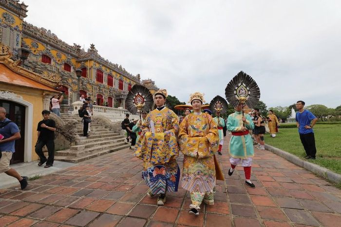 Quảng diễn qua các điểm di tích tiêu biểu như Điện Kiến Trung, cung Trường Sanh, Trường Lang, Ngọ Môn...