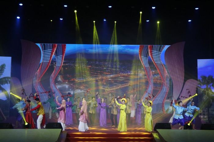 Tiết mục biểu diễn của Đoàn nghệ thuật quần chúng tỉnh An Giang. Ảnh: Mai Trang- TTXVN
