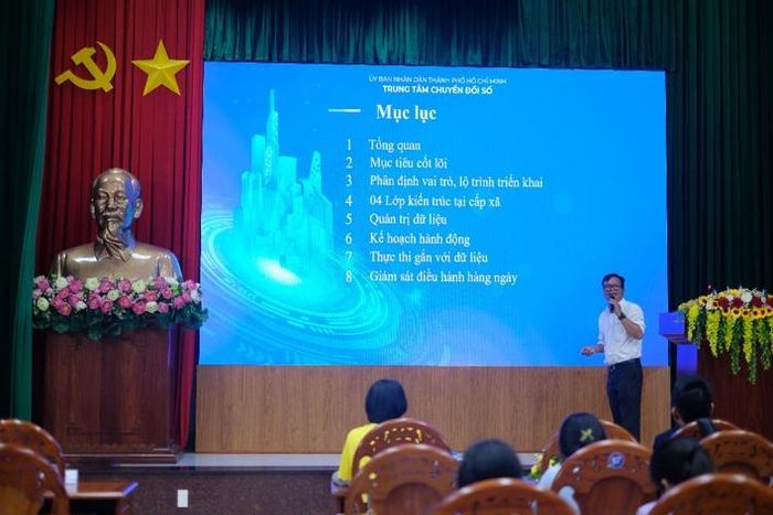  Ông Nguyễn Kim Sơn - Quyền trưởng Phòng nền tảng và dữ liệu số, Trung tâm Chuyển đổi số TP.HCM trình bày chuyên đề tại khóa đào tạo. Ảnh: Trung tâm Chuyển đổi số TP.HCM 