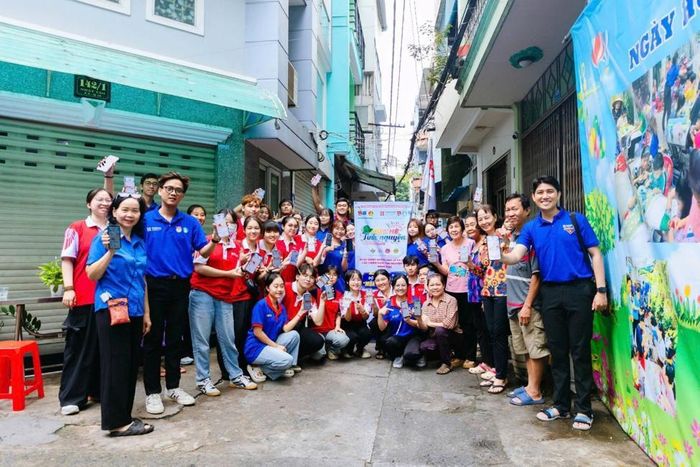Các tình nguyện viên xuống địa bàn hướng dẫn người dân sử dụng ứng dụng