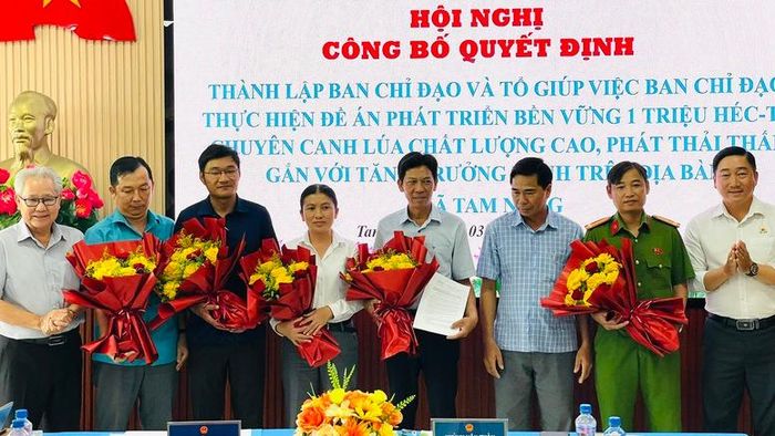 Xã Tam Nông công bố Ban Chỉ đạo thực hiện Đề án 1 triệu ha lúa chất lượng cao, phát thải thấp, tạo đầu mối điều phối để đưa chủ trương của Chính phủ đến từng cánh đồng - Ảnh: VGP/LS