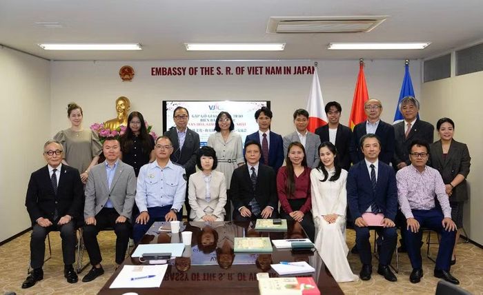 Các đại biểu chụp ảnh lưu niệm tại lễ ký kết.