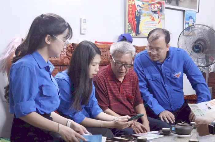 Đoàn viên, thanh niên tỉnh Hưng Yên ra quân 30 ngày cao điểm "đi từng ngõ, từng nhà", đưa dịch vụ công trực tuyến đến từng người dân. (Ảnh: MINH CHÍNH)