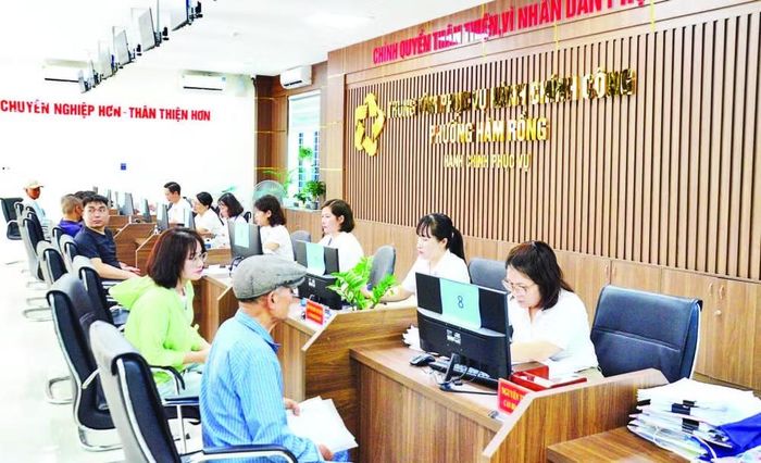 Mô hình “Chính quyền thân thiện, vì nhân dân phục vụ” phường Hàm Rồng, tỉnh Thanh Hóa làm thủ tục hành chính công cho người dân công khai, minh bạch, đúng hẹn. (Ảnh: MINH CHÍNH)