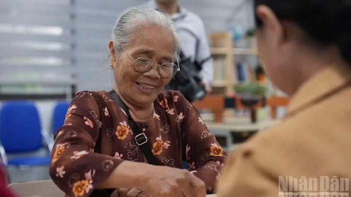 Việt Nam đang đứng trước nhiều thách thức lớn về dân số, trong đó có già hóa dân số nhanh. (Ảnh: Trung Hiếu - Hồng Quân)
