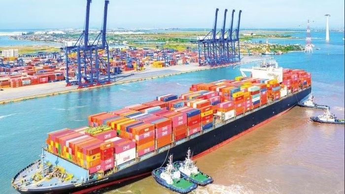 Hoạt động xuất nhập khẩu hàng hóa tại cảng nước sâu Lạch Huyện, Hải Phòng. (Ảnh: ĐÔNG GIANG)