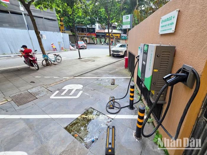 Hiện nay, tại khu vực "vùng lõi" chưa có nhiều trạm sạc cho xe điện. (Ảnh: MINH DUY)