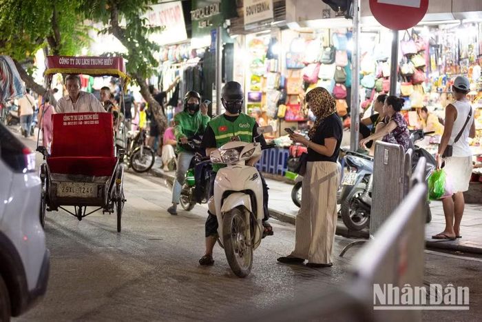 Nhiều tài xế xe dịch vụ phải chuyển vùng hoạt động ra các khu vực chưa bị hạn chế để tìm khách. (Ảnh: MINH DUY)