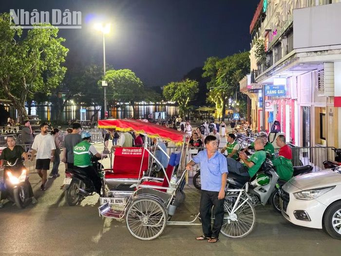 Nhiều tài xế vận chuyển qua nền tảng ứng dụng sử dụng xe mô-tô, xe gắn máy chạy bằng xăng cũng được khuyến khích hạn chế hoạt động trong khung giờ quy định. (Ảnh: MINH DUY)